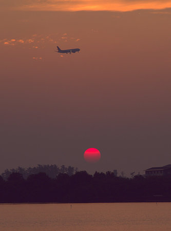 花火の日、上空で飛行機と夕陽 (柴山潟)