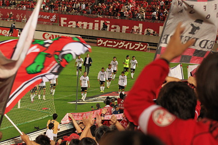 終盤からのPRIDE OF URAWAのチャントが続く中、ゴール裏に挨拶にくる選手たち（とペ）