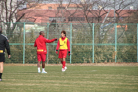 ゴール前での動きをエジに指導される高崎