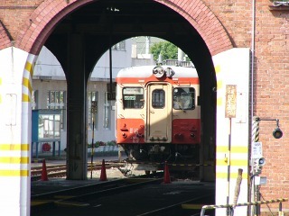 国鉄カラーのキハ52(JR糸魚川駅にて:2006年夏)