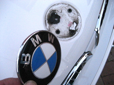 エンブレム外したところ