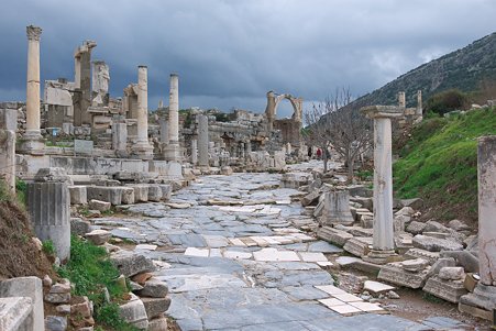 2011.01.23　トルコ　古代都市エフェス　ヘラクレスの門付からポリオの泉