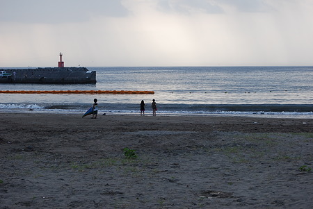 海を見る子供達