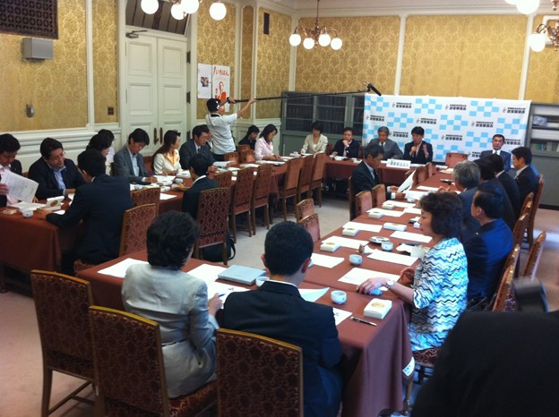 フォト蔵12時半、自民党参議院政策審議会。ひな壇左端の丸川珠代議員の問題点アルバム: モバツイ (1214)写真データフォト蔵ツイート