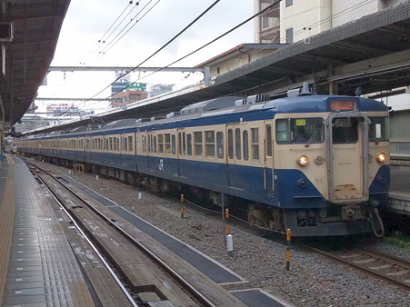 先頭はマリ113編成でした。