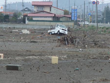田んぼに残る車