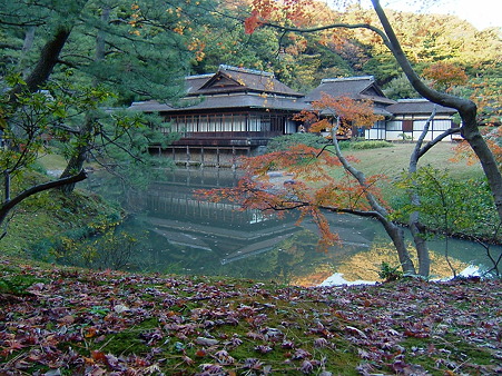臨春閣と池に映る山の紅葉