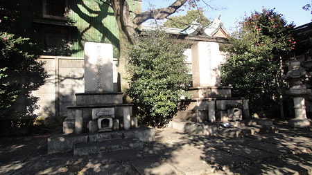 板垣退助と妻絹の墓