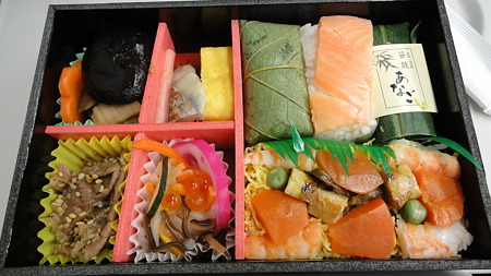 2011.2.16 寿司風幕の内 なかなかうま～い！ 新幹線品川駅