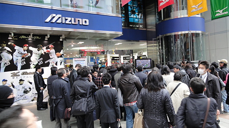神保町 ミズノの店頭TVを見る人々