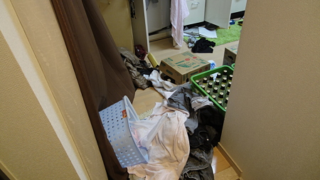 玄関入るとビールケースの上に置いてた洗濯ものが散乱・・。