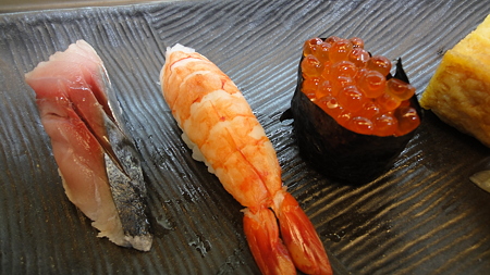 左から鯖、海老、イクラ 浅草鳥越寿司