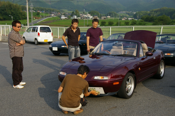 到着早々車を磨くマサルさん