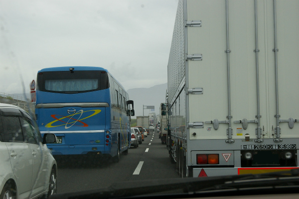 東名高速道路通行止めの影響で大渋滞の国道１号