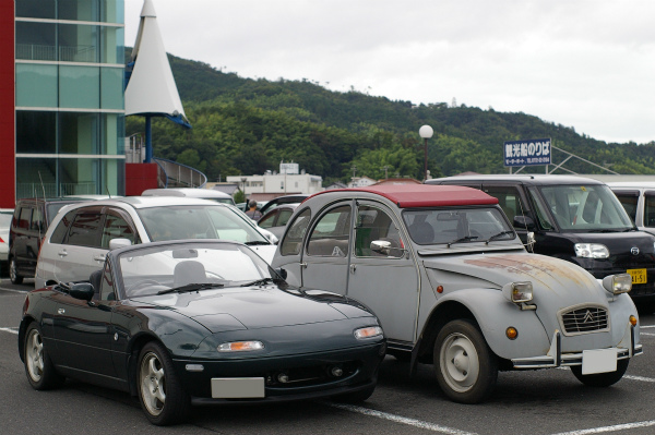 ユーノスロードスターとシトロエン２CVのツーショット